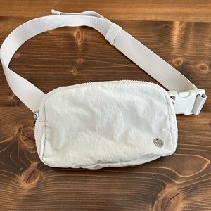 Everywhere Belt Bag 1L in bone color